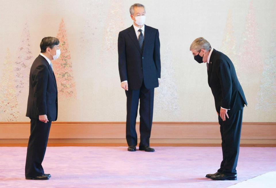 　ＩＯＣのバッハ会長（右）と面会される天皇陛下＝宮殿・春秋の間（代表撮影）