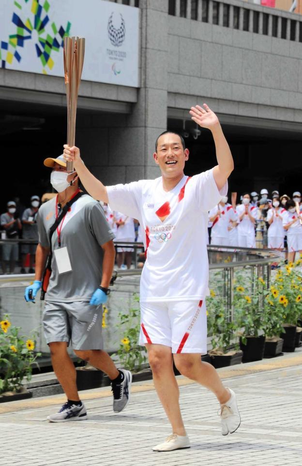 　「いだてん」の役柄の雰囲気でトーチを手に走る中村勘九郎＝東京都庁