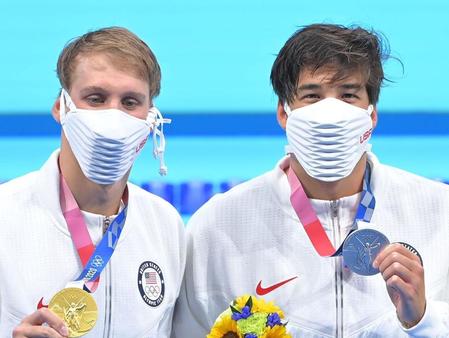 競泳・男子４００メートル個人メドレーでメダルを手にする（左から）優勝した米国チェース・ケイリッシュ、２位の米国ジェイ・リザーランド、３位の豪州ブレンドン・スミス＝東京アクアティクスセンター（撮影・高部洋祐）