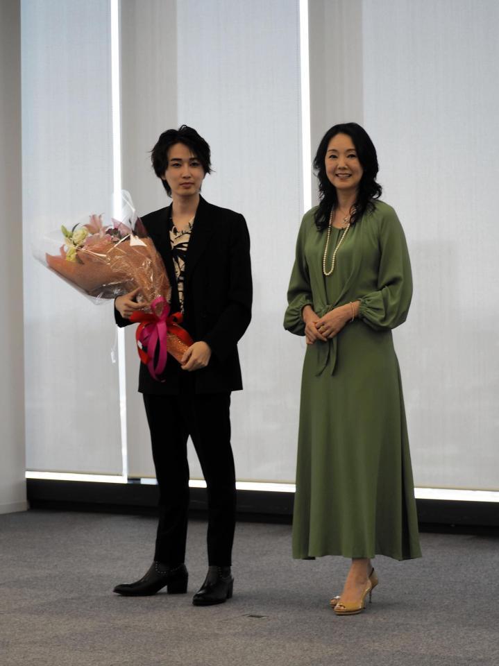 サプライズ出演のとよた真帆（右）から花束を受け取ったカルマ＝東京・エイベックス本社
