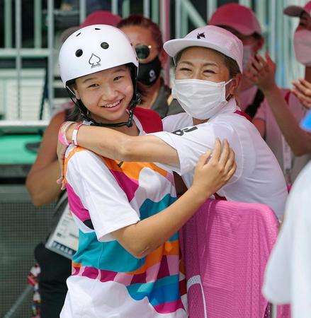 女子ストリート決勝　金メダルを決め、喜ぶ西矢椛（左）＝有明アーバンスポーツパーク