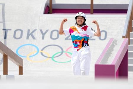 女子ストリート決勝　演技後、ガッツポーズの西矢椛。金メダルを獲得した＝有明アーバンスポーツパーク