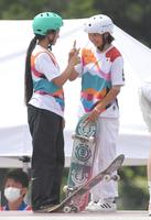 　演技の合間に中山楓奈（左）と談笑する西矢椛＝有明アーバンスポーツパーク（撮影・高部洋祐）
