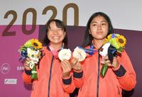 それぞれのメダルを手に記念写真に納まる西矢椛（左）と中山楓奈（撮影・高部洋祐）