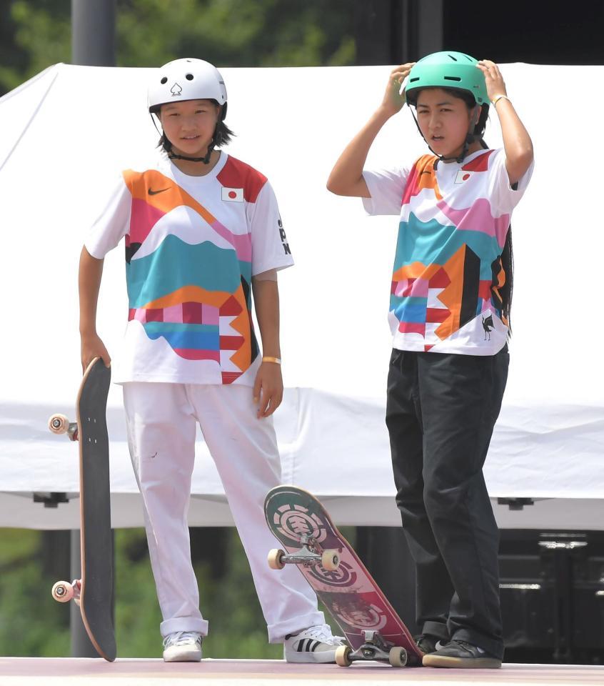 　一緒に演技の順番を待つ西矢椛（左）と中山楓奈＝有明アーバンスポーツパーク（撮影・高部洋祐）