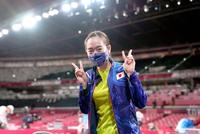 女子シングルス４回戦でオーストリア選手に勝利し、カメラに向かってポーズをとる石川佳純＝東京体育館