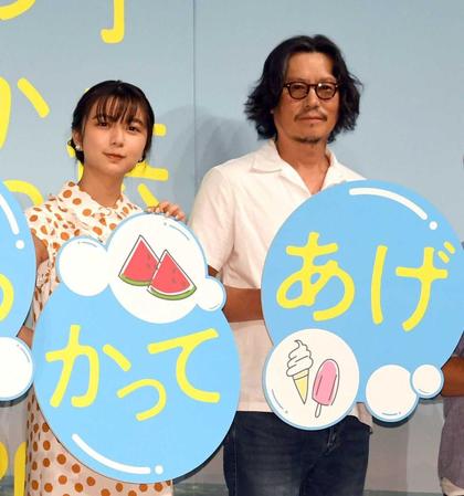 　舞台あいさつを行った上白石萌歌（左）と豊川悦司＝東京・ニッショーホール（撮影・佐藤厚）