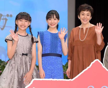 　笑顔で映画をＰＲする（左から）粟野咲莉、芦田愛菜、大竹しのぶ＝東京・イイノホール（撮影・金田祐二）