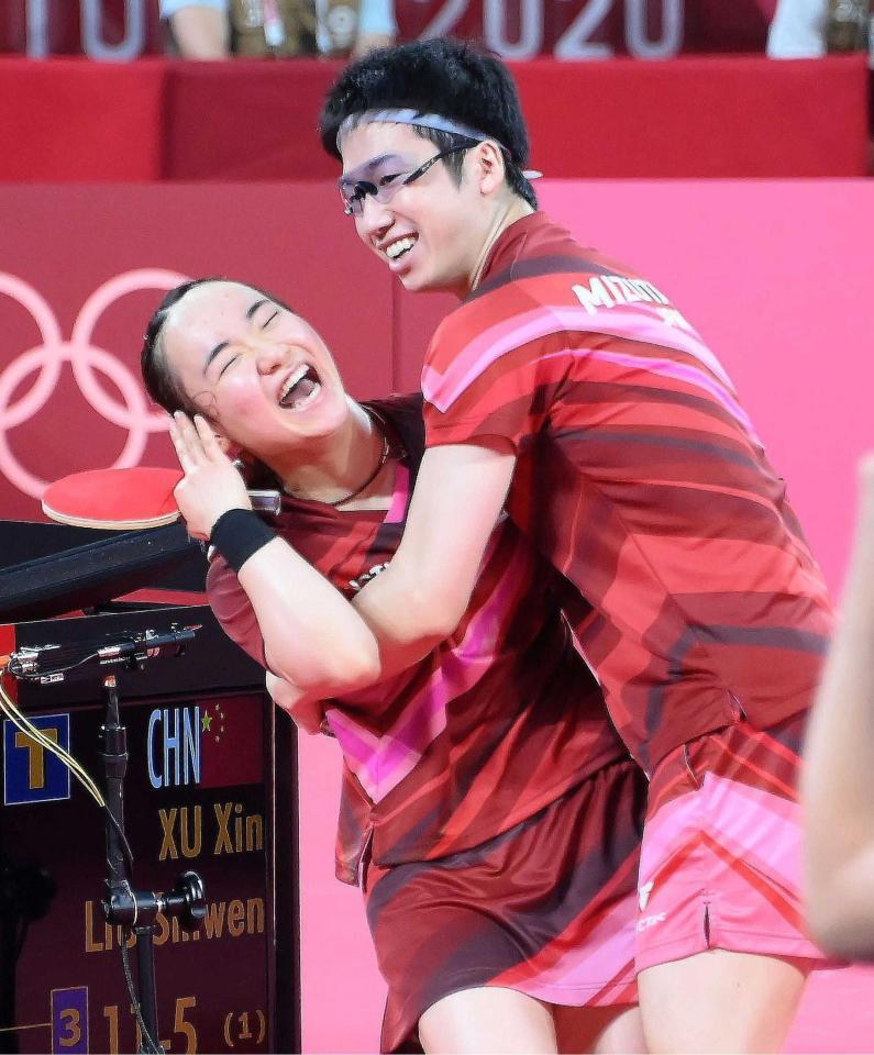 　卓球混合ダブルスで金メダルを獲得した水谷隼（右）、伊藤美誠ペア　