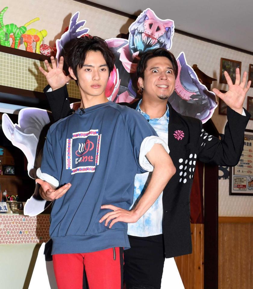 　仮面ライダーリバイス役の前田拳太郎（左）と仮面ライダーリバイスの声で出演する木村昴＝東映東京撮影所（撮影・佐藤厚）