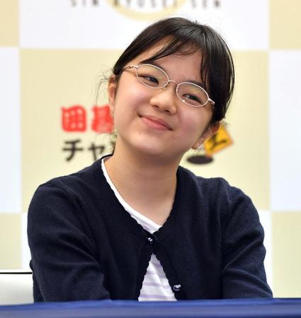 報道陣の質問に困惑する仲邑菫二段＝東京・市ヶ谷の日本棋院東京本院（撮影・伊藤笙子）