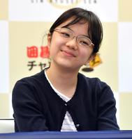 報道陣の質問に困惑する仲邑菫二段＝東京・市ヶ谷の日本棋院東京本院（撮影・伊藤笙子）