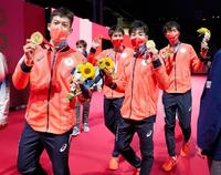 男子エペ団体で優勝し、メダルを手に笑顔で会場を後にする（左から）見延和靖、山田優、加納虹輝、宇山賢の日本チーム