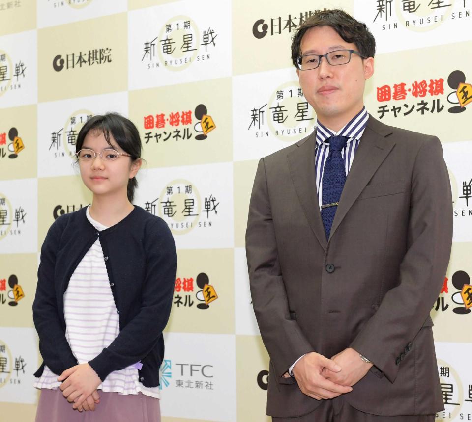 　第１期新竜星戦で対局した仲邑菫二段（左）と井山裕太三冠＝東京・日本棋院東京本院（撮影・伊藤笙子）