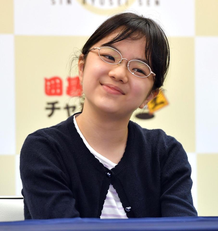 報道陣の質問に困惑する仲邑菫二段＝東京・市ヶ谷の日本棋院東京本院（撮影・伊藤笙子）