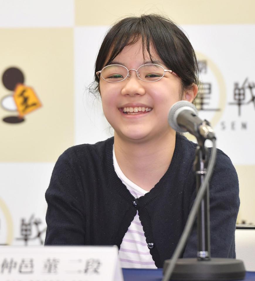 井山裕太棋聖との対局について感想を話す仲邑菫二段＝東京・市ヶ谷の日本棋院東京本院（撮影・伊藤笙子）