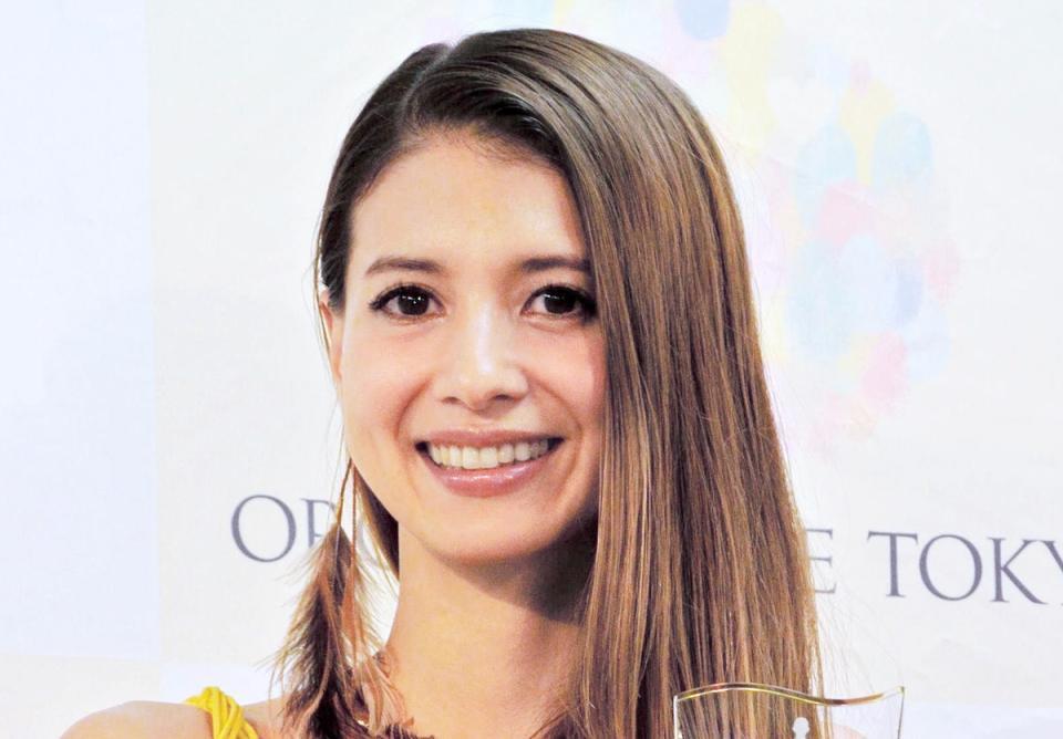 ハワイ自宅で水中出産の吉川ひなの １カ月娘とビーチで写真 愛溢れてる 美しい 芸能 デイリースポーツ Online