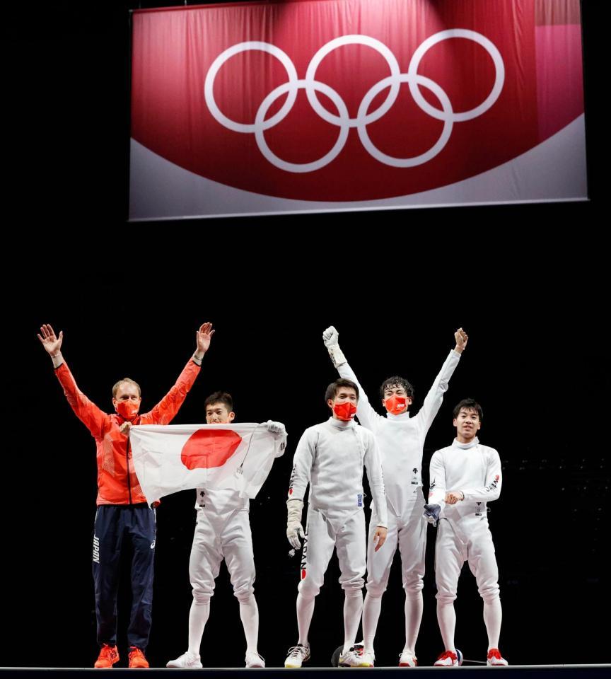 　男子エペ団体で優勝を果たし喜ぶ（右から）加納虹輝、宇山賢、山田優、見延和靖の日本チーム。フェンシングでの金メダル獲得は日本初。左端はゴルバチュク・コーチ