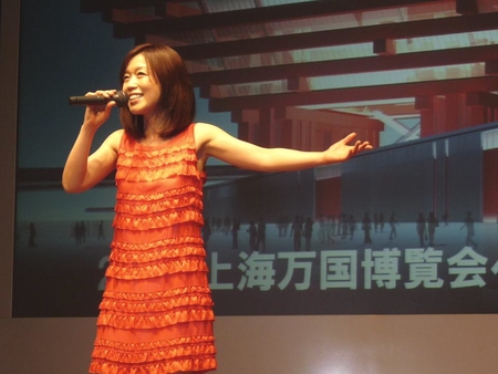 　上海万博応援ソングを熱唱するａｍｉｎさん＝２０１０年４月