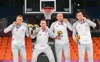 　優勝を決め表彰式で金メダルを手にポーズをとるラトビアの選手たち＝７月２８日