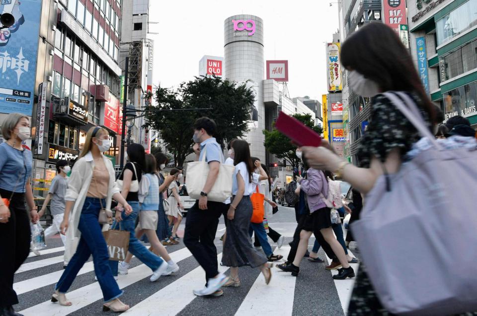 　東京・渋谷のスクランブル交差点をマスク姿で行き交う人たち