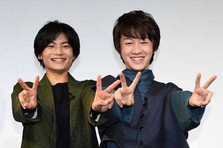 　トークイベントでそろってＶサインをする城桧吏（左）と酒井大地＝東京・池袋（撮影・開出牧）