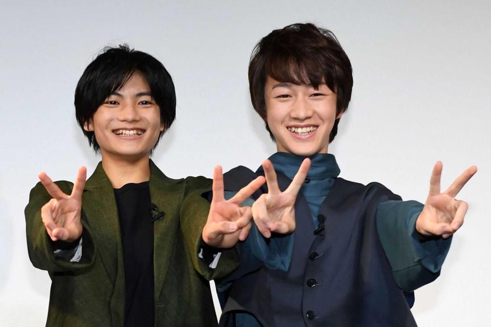 　トークイベントでそろってＶサインをする城桧吏（左）と酒井大地＝東京・池袋（撮影・開出牧）