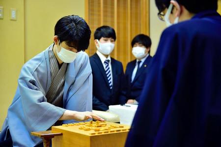 豊島将之叡王（右手前）に敗れた藤井聡太二冠（左）＝提供：日本将棋連盟