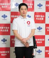 囲み会見に応じる吉村洋文大阪府知事＝３日午前、府庁