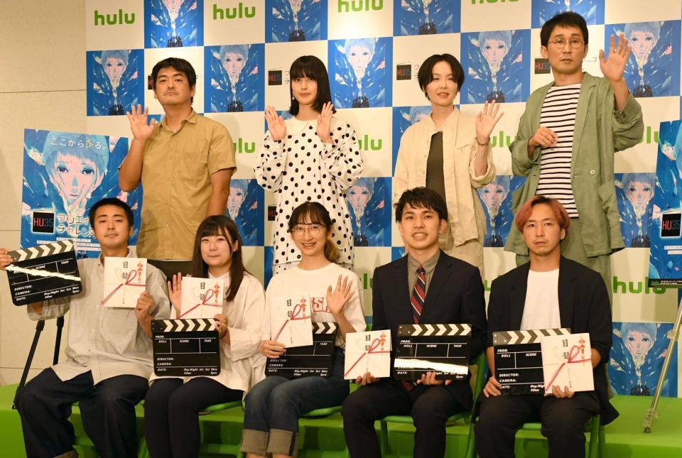 ５名のファイナリスト（左から）近藤啓介さん、老山綾乃さん、幡豆彌呂史さん、吉川肇さん、上田迅さんを選出した審査員の（後列左から）映画監督の沖田修一氏、女優の橋本愛、劇作家で小説家の本谷有希子氏、脚本家のシソンヌじろう氏＝東京・Ｈｕｌｕ本社（撮影・開出牧）