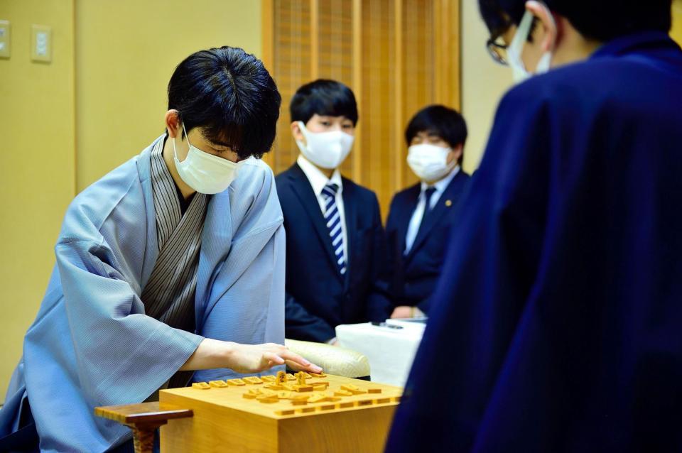 豊島将之叡王（右手前）に敗れた藤井聡太二冠（左）＝提供：日本将棋連盟