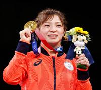 女子62キロ級で優勝し、笑顔で金メダルを手にする川井友香子＝幕張メッセ