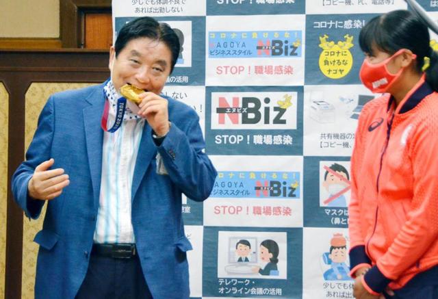 【写真】パックンチョと女性選手のメダルを噛む河村市長　後藤はフリーズ？