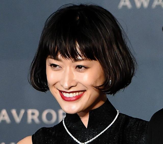 山田優 バーバリー着用姿に黒木メイサら お母様そっくり の声続々 母は現役モデル 芸能 デイリースポーツ Online