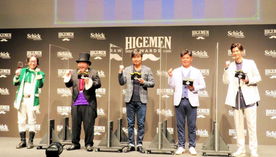 　アワードを授賞した（左から）髭男爵のひぐち君と山田ルイ53世、小澤征悦、城彰二、速水もこみち