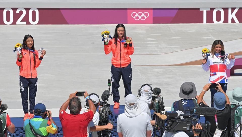 　スケートボード女子パーク、（左から）銀メダルの開心那、金メダルの四十住さくら、銅メダルのスカイ・ブラウン（撮影・高部洋祐）