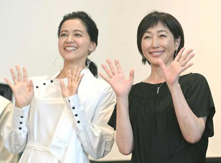 　イベントに登場した黒谷友香（左）と高島礼子＝東京・早稲田奉仕園スコットホール（撮影・高石航平）