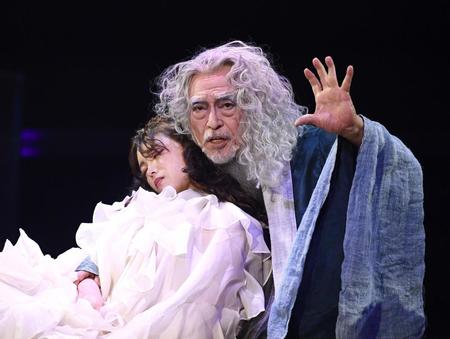 コーディーリア役の中島早貴（左）と熱演する横内正＝東京新橋のニッショーホール