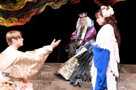 リア王を熱演する横内正（中央）＝東京新橋のニッショーホール