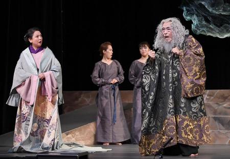 比企理恵（左）とリア王を熱演する横内正＝東京新橋のニッショーホール