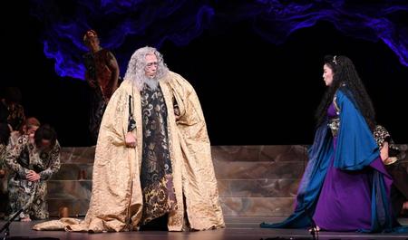 池上季実子（右）と競演する舞台で初日を迎えた横内正＝東京新橋のニッショーホール