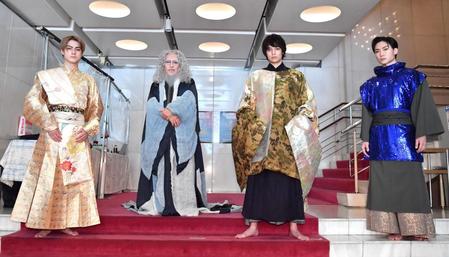 初日を迎え意気込む（左から）松村龍之介、横内正、瀬戸啓太、日向野祥＝東京新橋のニッショーホール