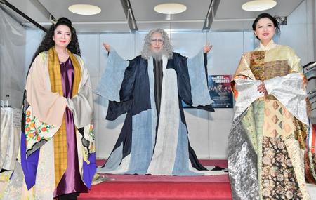 舞台初日を迎え気合が入る（左から）池上季実子、横内正、比企理恵＝東京新橋のニッショーホール