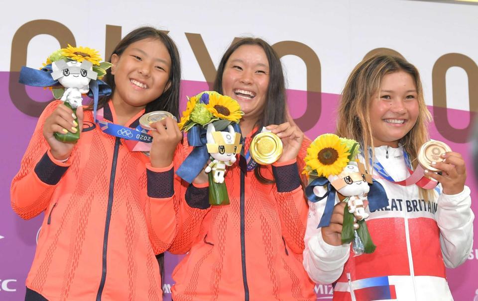 　女子スケートボードでメダルを獲得した（左から）開心那、四十住さくら、スカイ・ブラウン