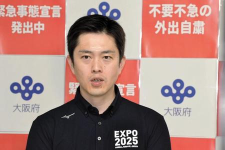 　囲み取材で話す吉村洋文大阪府知事＝大阪府庁（８月６日撮影）