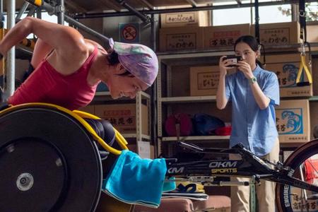 百音（清原果耶・右）は車いすマラソン選手の鮫島（菅原小春）と出会う