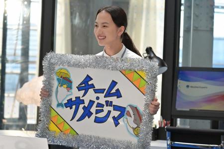 車いすマラソン選手の鮫島を応援する百音（清原果耶）