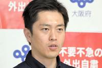 　囲み取材で話す吉村洋文大阪府知事＝大阪府庁（８月６日撮影）