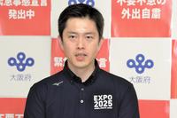 　囲み取材で話す吉村洋文大阪府知事＝大阪府庁（８月６日撮影）