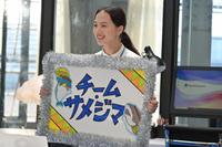 車いすマラソン選手の鮫島を応援する百音（清原果耶）